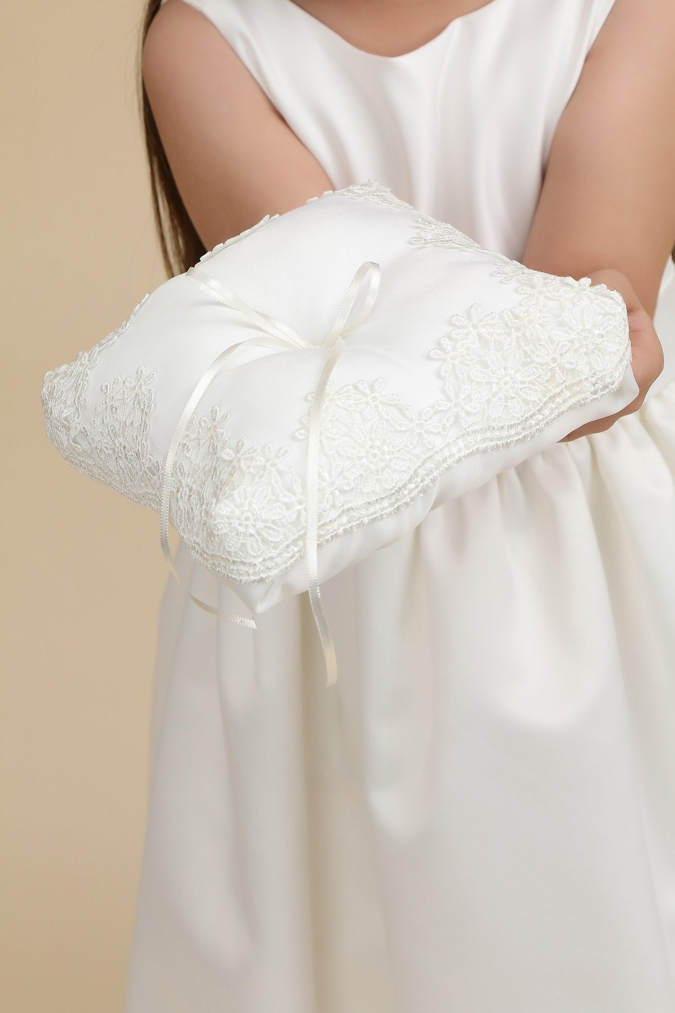 Almofada para Aliança com Renda (Aluguel) - Ateliê Maria Cereja