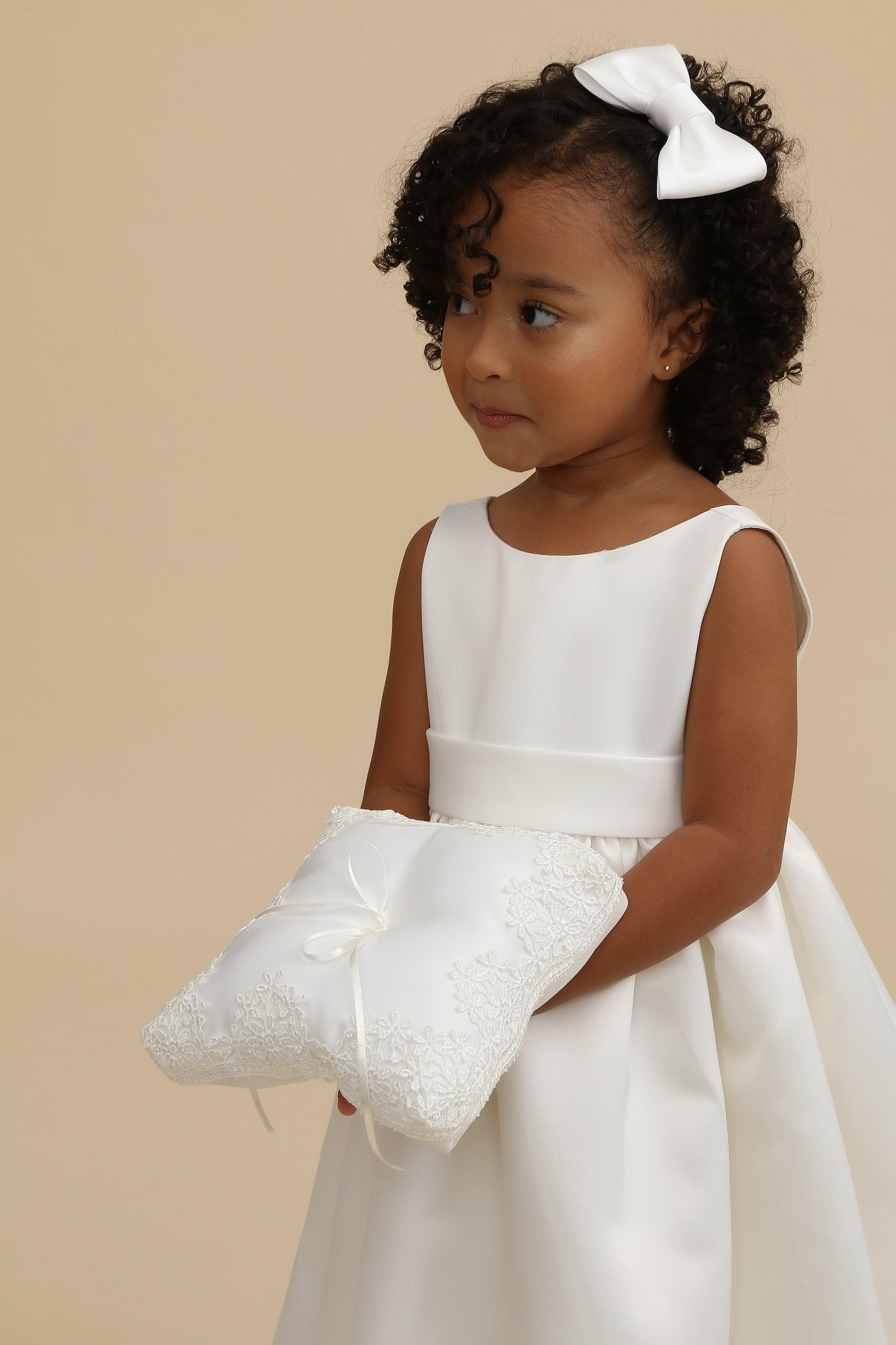 Almofada para Aliança com Renda (Aluguel) - Ateliê Maria Cereja